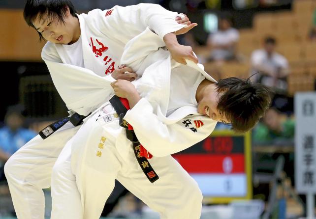 柔道女子団体で優勝した夙川学院の阿部詩(右) ©読売新聞社