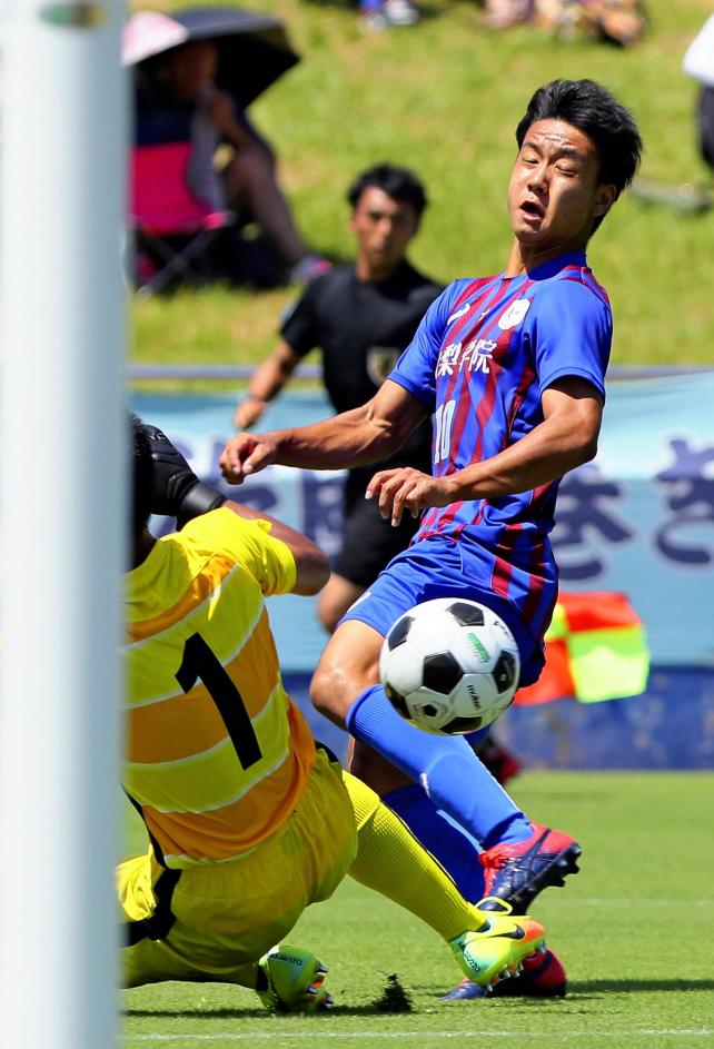 サッカー男子決勝 前半、ゴールを狙う山梨学院の宮崎純真 ©読売新聞社