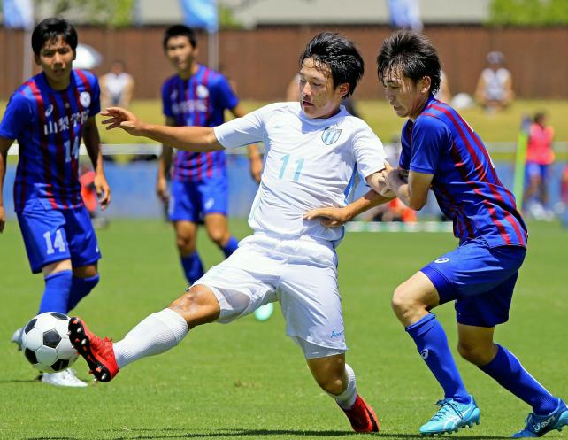 サッカー男子決勝 後半、攻め込む桐光学園の敷野智大 ©読売新聞社