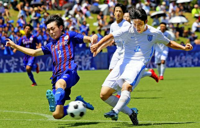 サッカー男子決勝　後半、シュートを放つ桐光学園の金子開研（右）　©読売新聞社