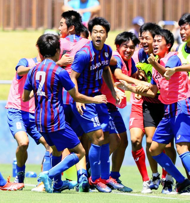 サッカー男子決勝 後半ロスタイム、同点ゴールを決めて喜ぶ宮崎純真⑩ら山梨学院の選手たち ©読売新聞社