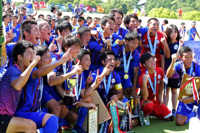 サッカー男子で優勝し、記念撮影で笑顔を見せる山梨学院の選手たち ©読売新聞社