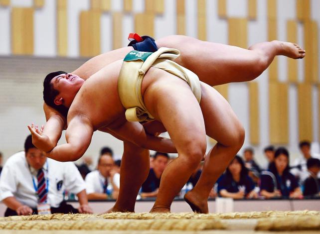「全力 輝く夏」相撲個人決勝トーナメント1回戦、体を大きく反らして相手の猛攻に耐える高岡向陵(富山)の吉田利恩(4日、静岡県沼津市で) ©読売新聞社