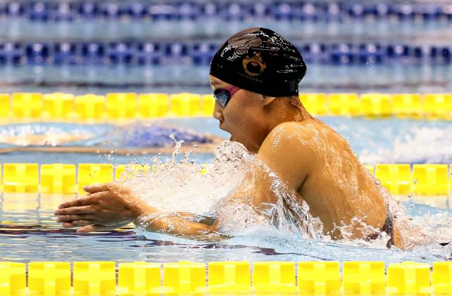 競泳女子200メートル個人メドレー、大会新記録で優勝した豊川の今井月 ©読売新聞社