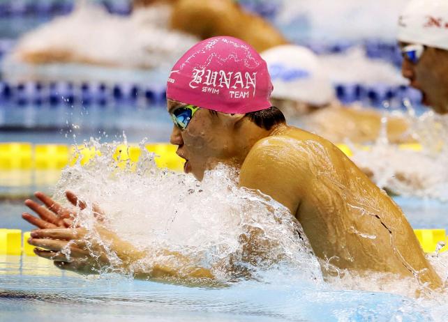 競泳男子200メートル平泳ぎで優勝した武南の林太陽 ©読売新聞社