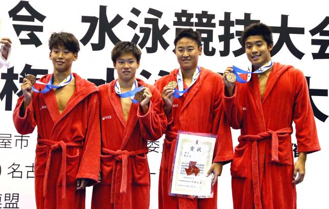 競泳男子４００メートルリレーで３位になった桃山学院の選手たち　©読売新聞社