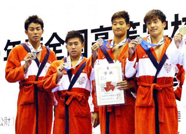 競泳男子400メートルリレーで2位になった京都外大西の選手たち ©読売新聞社