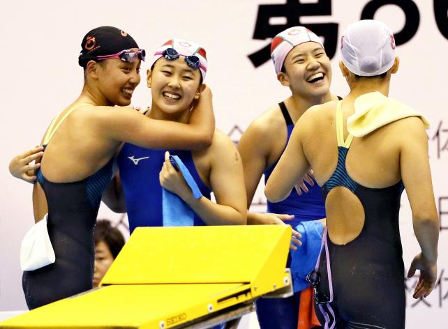 競泳女子400メートルリレーで優勝し喜ぶ豊川の選手たち ©読売新聞社