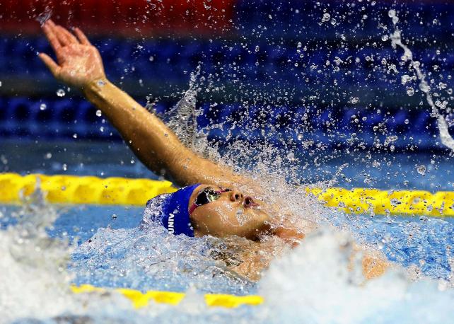 競泳男子100メートル背泳ぎで優勝した近大付の木下周勇 ©読売新聞社