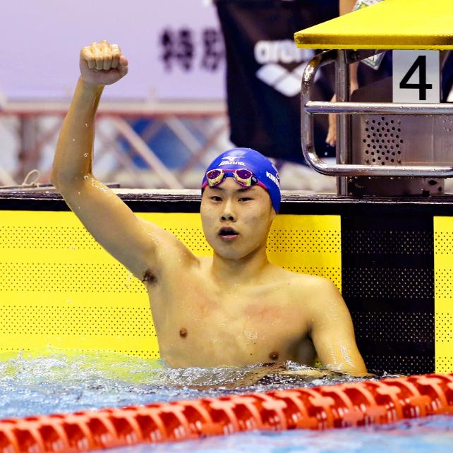 競泳男子100メートル背泳ぎで優勝した近大付の木下周勇 ©読売新聞社