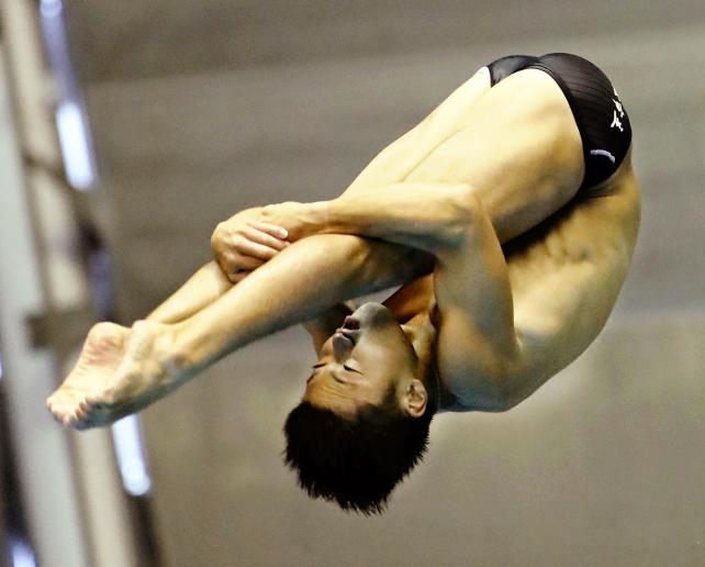 男子飛び板飛び込みで準優勝した小松市立の中秀太郎 ©読売新聞社