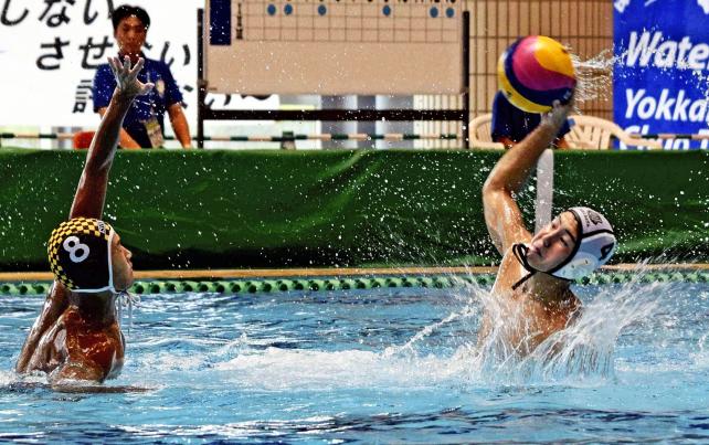 水球で、ゴールを決める柴田の大野佑太 ©読売新聞社