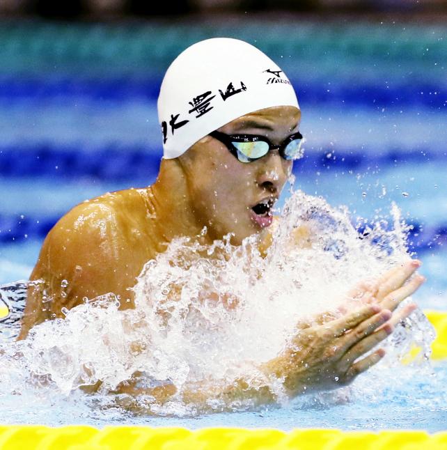 競泳男子100メートル平泳ぎで優勝した日大豊山の谷口卓 ©読売新聞社