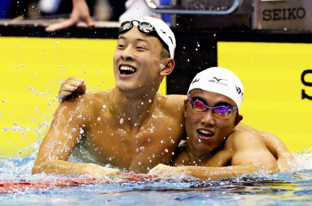 競泳男子１００メートル平泳ぎで優勝し、２位の大倉綾太（右）と抱き合って喜ぶ日大豊山の谷口卓　©読売新聞社