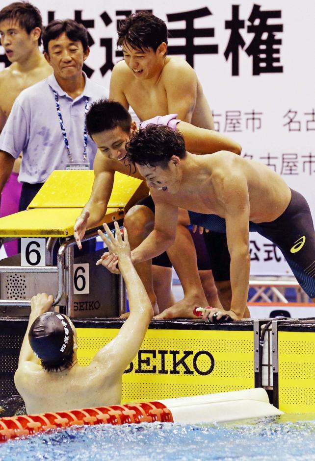 競泳男子800メートルリレーで優勝し、仲間と喜び合う日大豊山の選手たち ©読売新聞社
