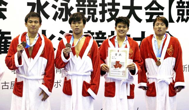 競泳男子800メートルリレーで3位になった豊川の選手たち ©読売新聞社
