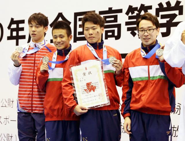 競泳男子800メートルリレーで準優勝した四條畷学園の選手たち ©読売新聞社