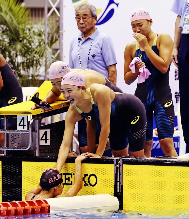 競泳女子800メートルリレーで優勝し仲間と喜び合う日大藤沢の選手たち ©読売新聞社