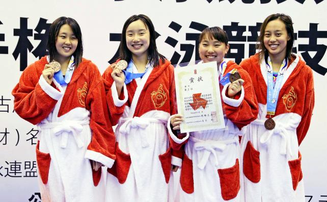 競泳女子800メートルリレーで3位になった豊川の選手たち ©読売新聞社