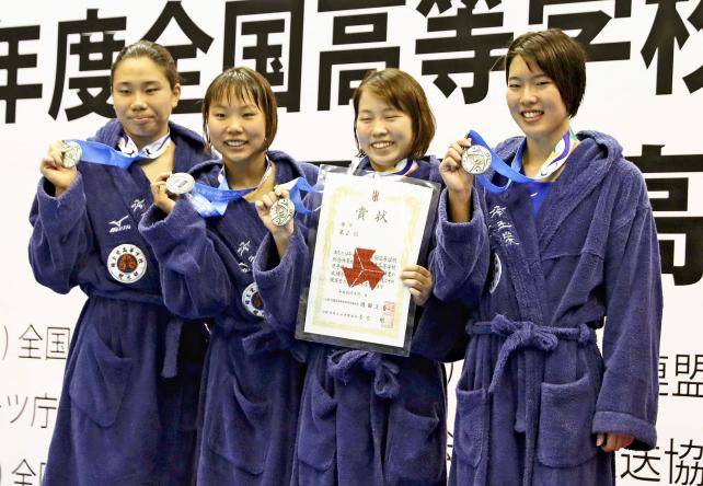 競泳女子800メートルリレーで準優勝した埼玉栄の選手たち ©読売新聞社