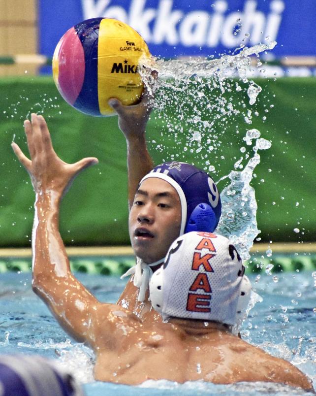 水球で、シュートを放つ大垣東の小林幹太 ©読売新聞社