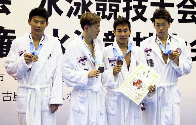 競泳男子400メートルメドレーリレーで3位に入った日大豊山の選手たち ©読売新聞社