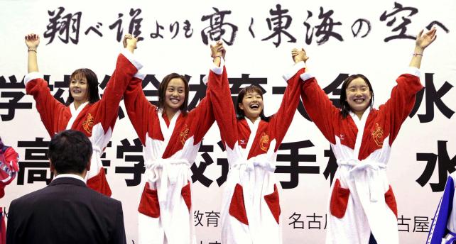 競泳女子４００メートルメドレーリレーで優勝した豊川の選手たち　©読売新聞社