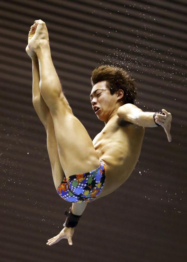 男子高飛び込みで優勝した桃山学院の西田玲雄 ©読売新聞社