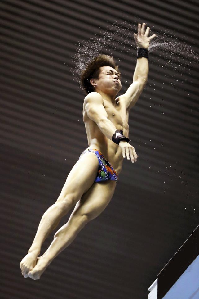 男子高飛び込みで優勝した桃山学院の西田玲雄 ©読売新聞社