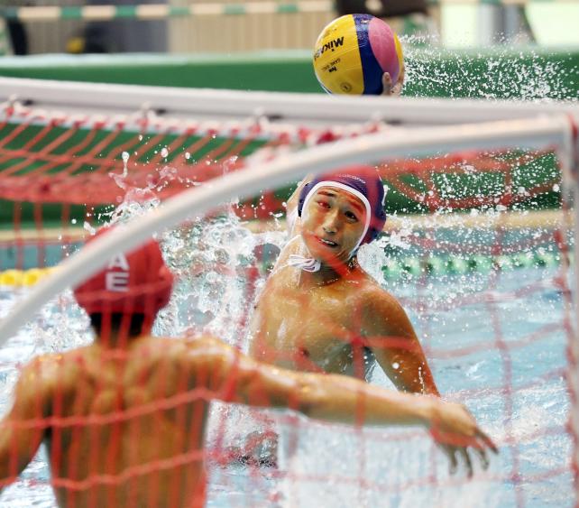 水球3位決定戦、明大中野の矢作大河(奥)がゴールを決める ©読売新聞社