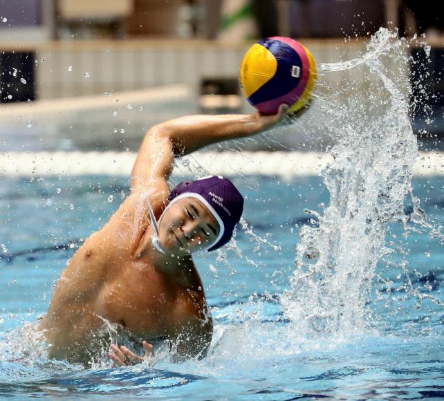 水球3位決定戦、明大中野の真板悠貴がシュートを放つ ©読売新聞社