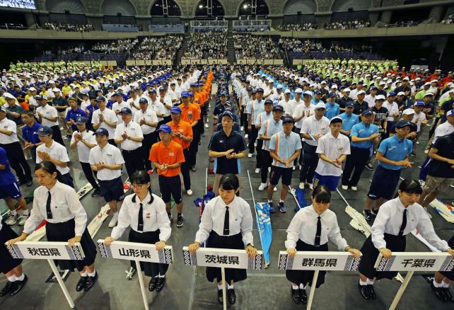 総合開会式に臨む選手ら(27日午前、鹿児島市の鹿児島アリーナで)=中嶋基樹撮影