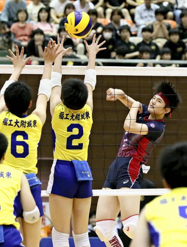 バレーボール女子・準々決勝【京都橘-福岡工大城東】 スパイクを放つ京都橘の石倉沙姫①(27日、宮崎県都城市の早水公園体育文化センターで)=前田尚紀撮影