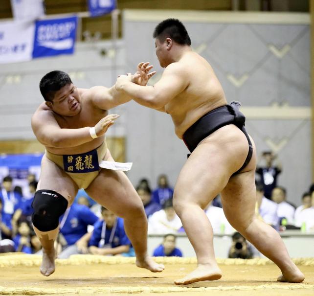 相撲・個人戦で優勝した飛龍(静岡)の大桑元揮(左)(27日、沖縄県那覇市で)=横山就平撮影