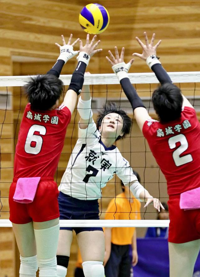 バレーボール女子・準々決勝【東九州龍谷-就実】 スパイクを放つ就実の平田美菜選手⑦(27日、宮崎県都城市の早水公園体育文化センターで)=前田尚紀撮影