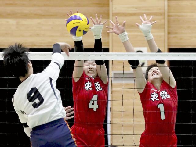 バレーボール女子・準々決勝【東九州龍谷-就実】 相手スパイクをブロックする東九州龍谷の佐村真唯選手④と岡部紗弥選手①(27日、宮崎県都城市の早水公園体育文化センターで)=前田尚紀撮影