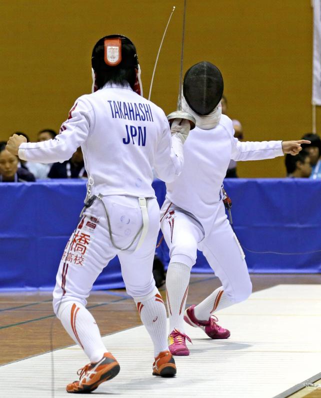 女子エペ決勝、与野の選手を攻める乙訓の寺山珠樹選手（右）