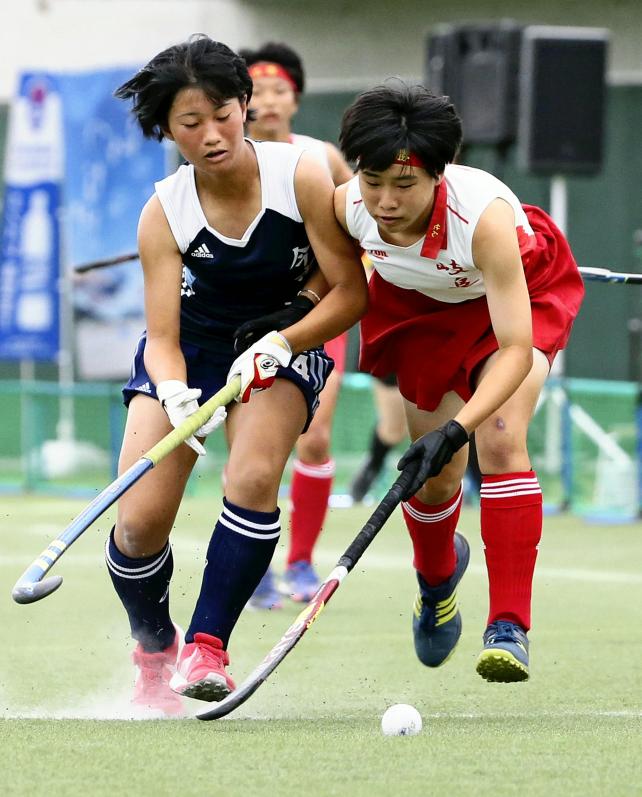 果敢に攻め込む岐阜各務野の杉山朋香選手(右)