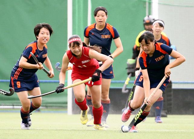 対石動戦、攻め上がる天理の小林梨緒選手(右)
