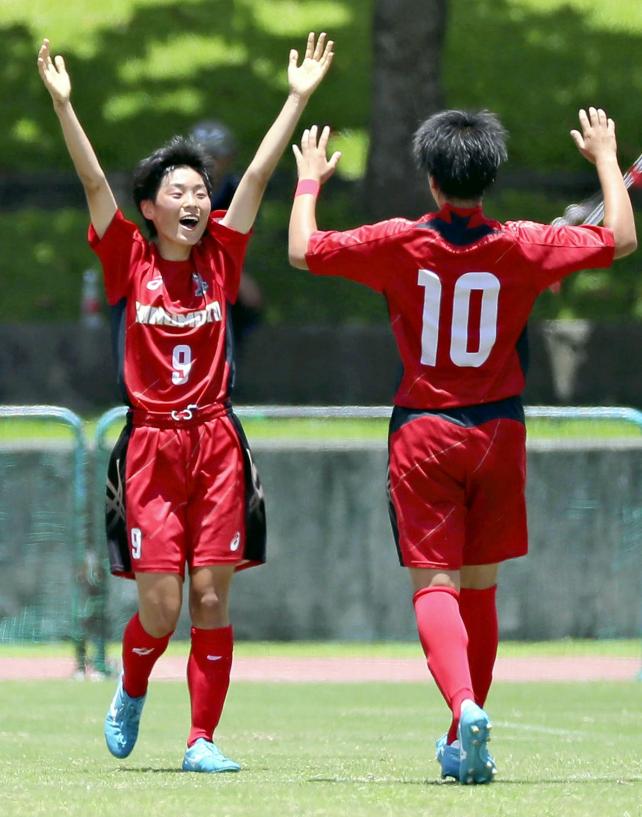 前半終了間際、ゴールを決め喜ぶ日ノ本学園の平井杏幸選手(左)