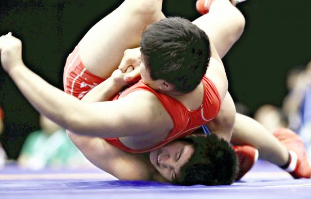 団体戦、自由ヶ丘学園の選手を攻める網野の高橋夢大選手(下)