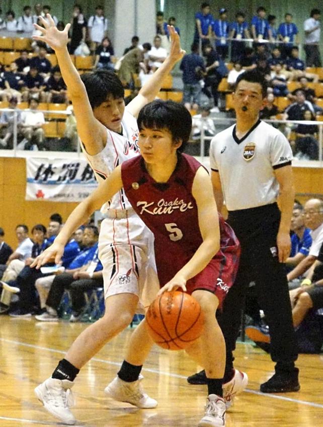 23得点を挙げた大阪薫英女学院の福田希望選手(中央)
