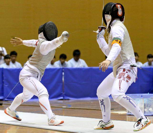 女子団体決勝で、埼玉栄の選手を果敢に攻める聖霊女短大付の土佐千乃選手(左)
