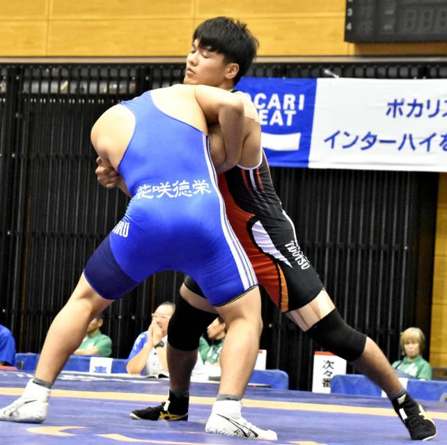 相手選手と組み合う多度津の田中主将(奥)