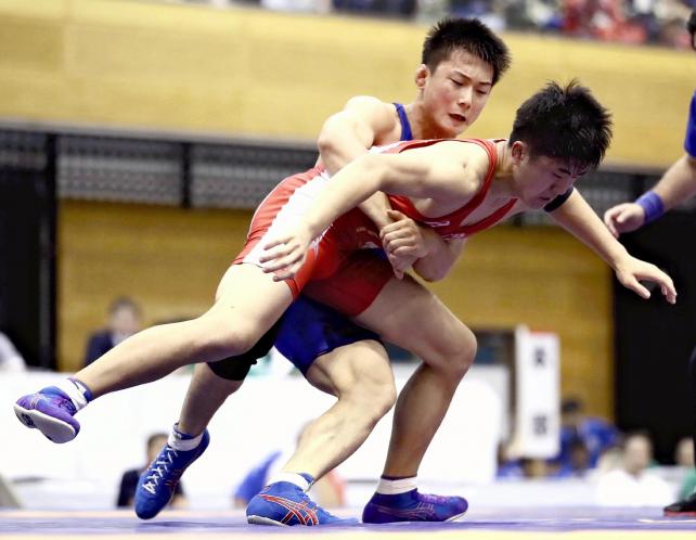 団体決勝で 相手選手を攻める花咲徳栄の萩原大和選手(左)