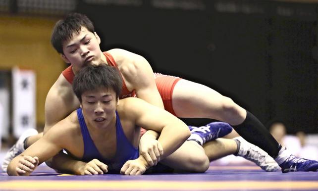 団体決勝 果敢に相手選手を攻める日体大柏の山田脩選手(上)