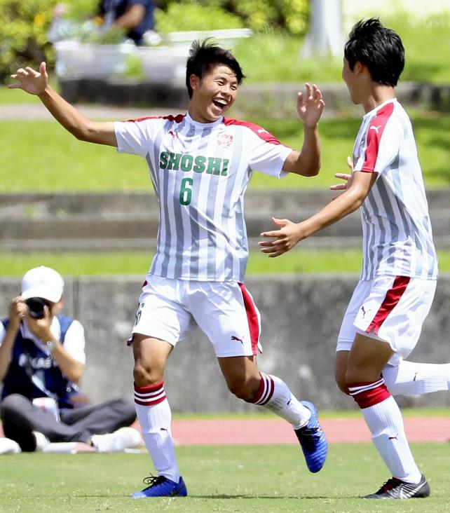 後半、ゴールを決め喜ぶ尚志の福田隼也選手(左)