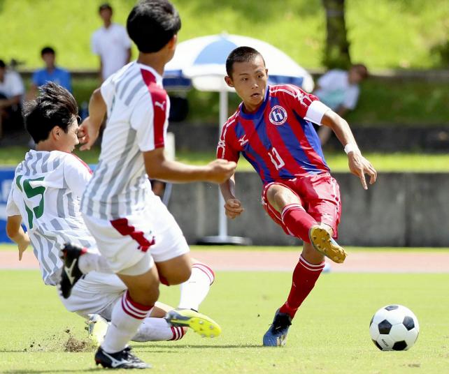 後半、ゴールを決める初芝橋本の大谷澪紅選手(右)