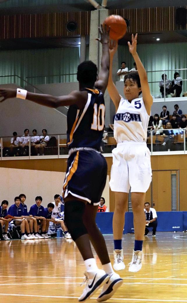 シュートを放つ昭和学院の増田選手(右)