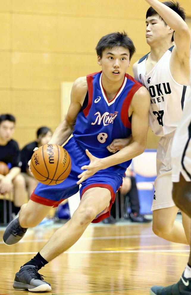 バスケットボール男子 攻め込む広島皆実の三谷桂司朗選手